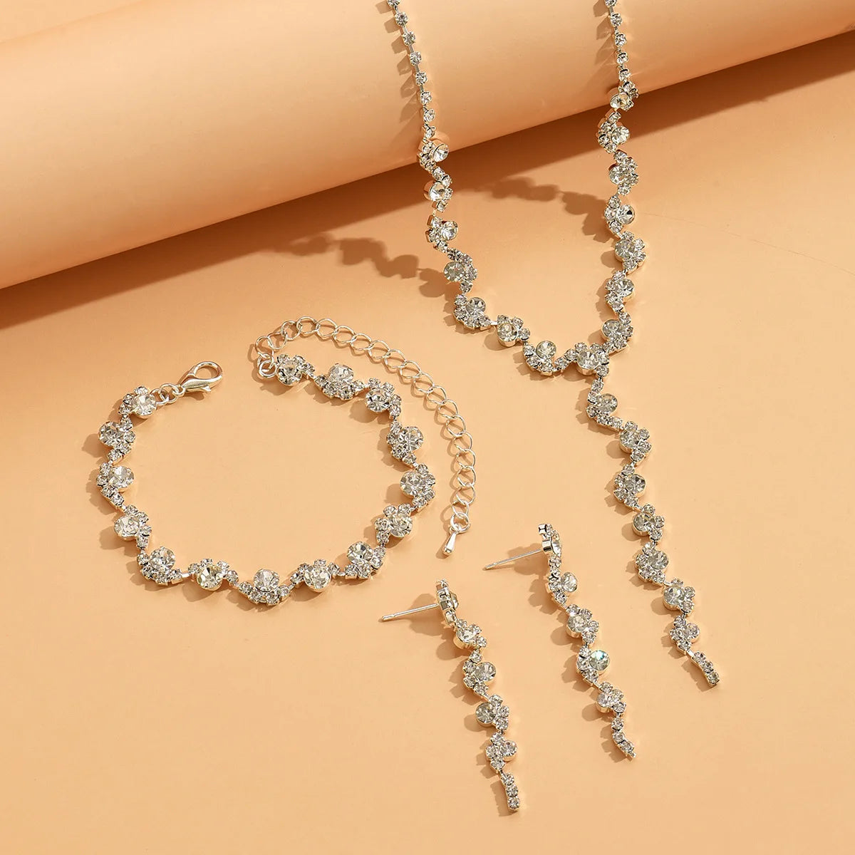 4-teiliges europäisches und amerikanisches Modeschmuckset für Damen, Strass-Halskette, Armband, Ohrringe, Brauthochzeitskleid ac