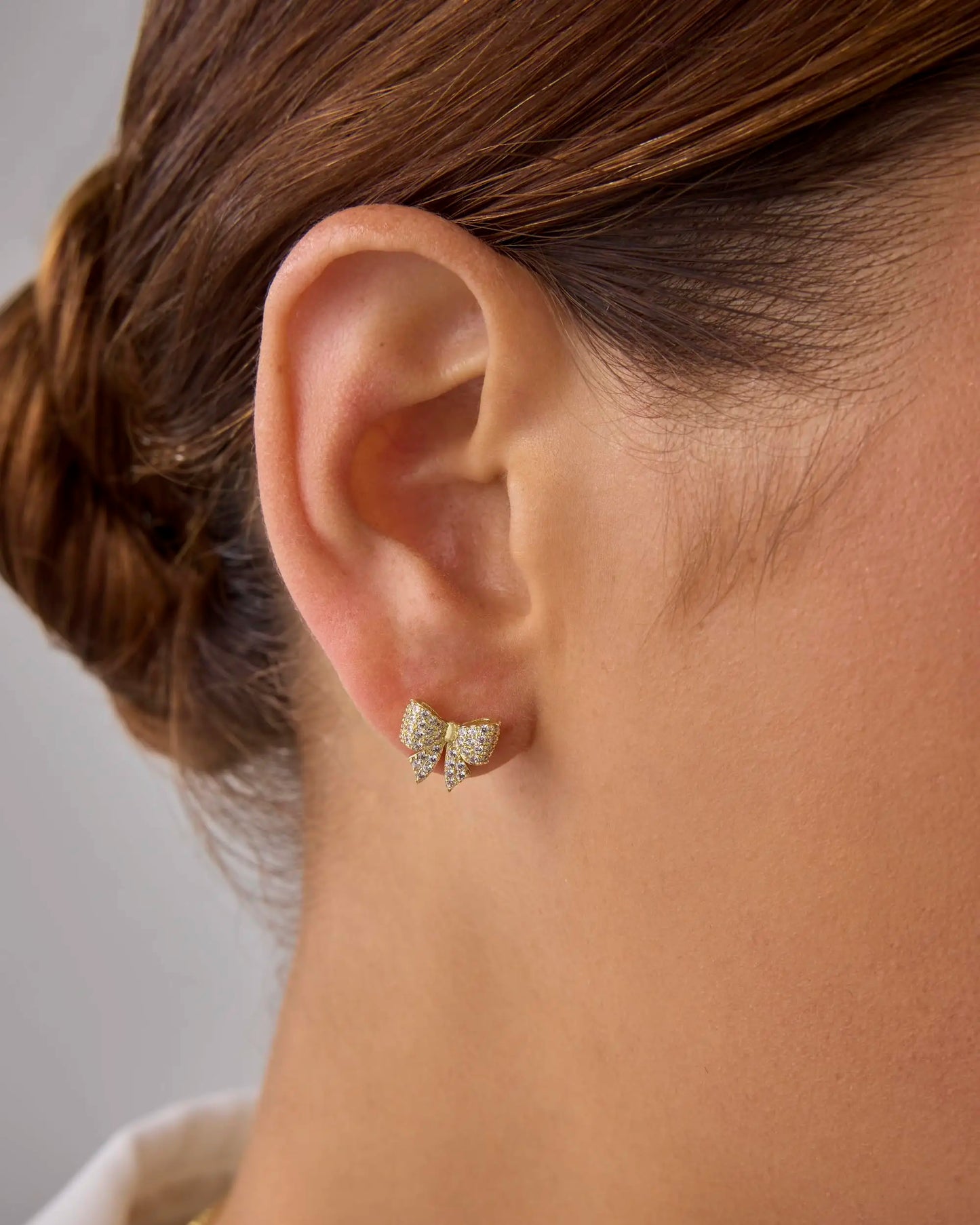 Shevalues 14K vergoldetes Sterlingsilber für Damen, luxuriöse Strass-Bogen-Ohrstecker, modischer Ohrring-Piercing-Schmuck als Geschenk