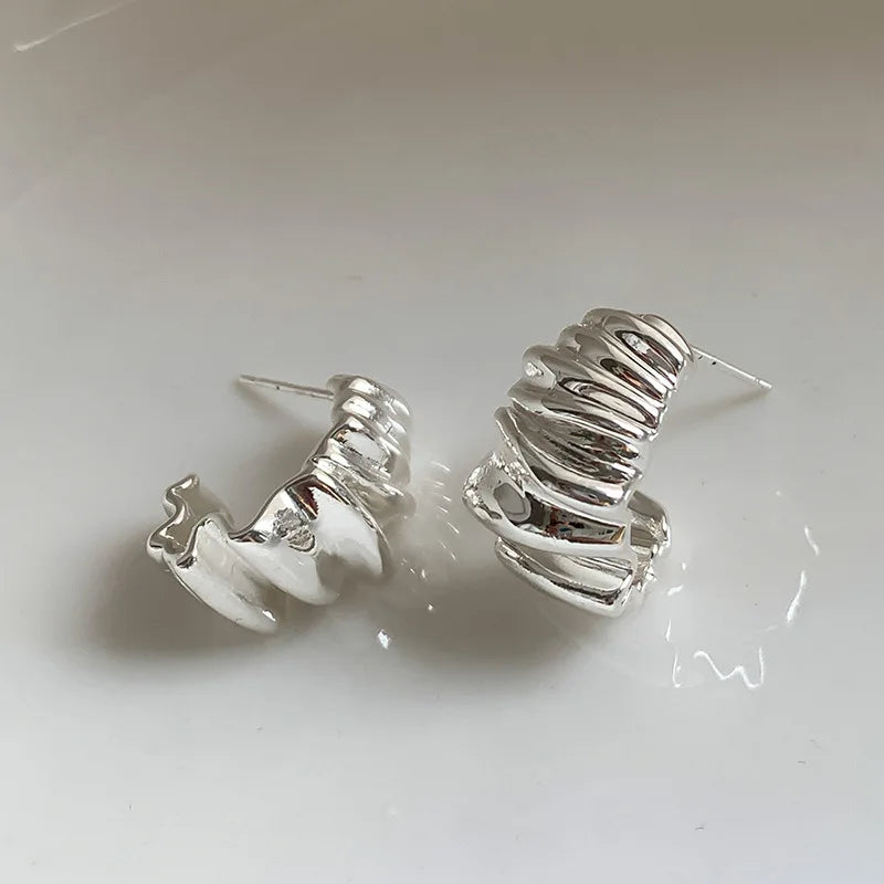 FTCY Unregelmäßige Wellenförmige Plissee Ohrstecker Für Frauen Retro Trendy Wasser Welligkeit Muster Glänzende Geometrische Metall Ohrringe