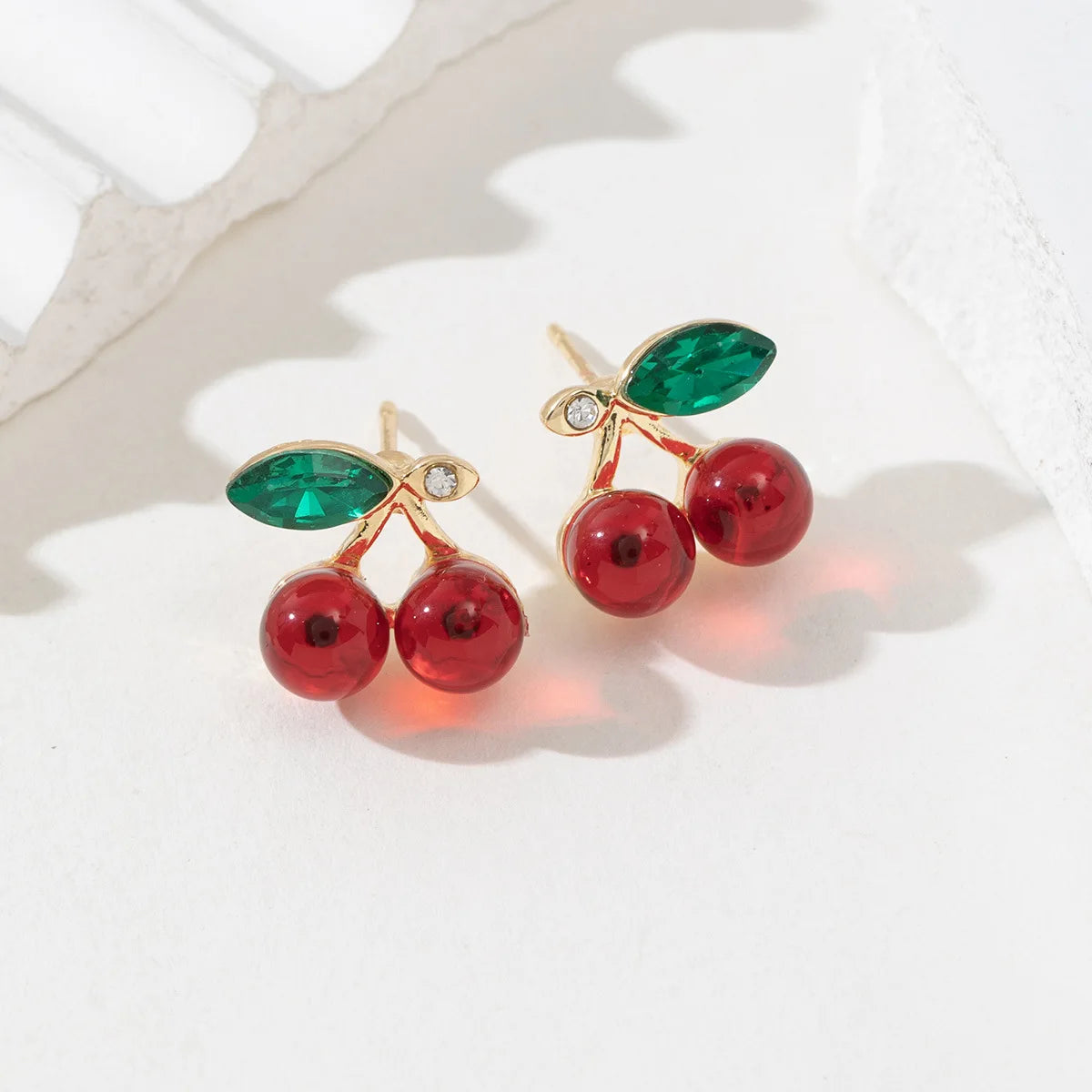 Neue süße rote Harzkirsche mit glänzendem Zirkonia-Anhänger, Ohrringe für Frauen, süßer Schmuck, Accessoires, Urlaubsgeschenke