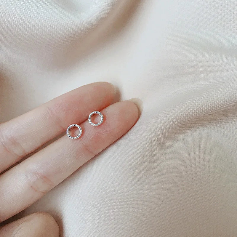 Silberfarbene, einfache kleine Schmetterlings-Ohrstecker für Damen, 925er Silbernadeln, hypoallergen, für den täglichen Gebrauch, Ohrpiercing-Schmuck