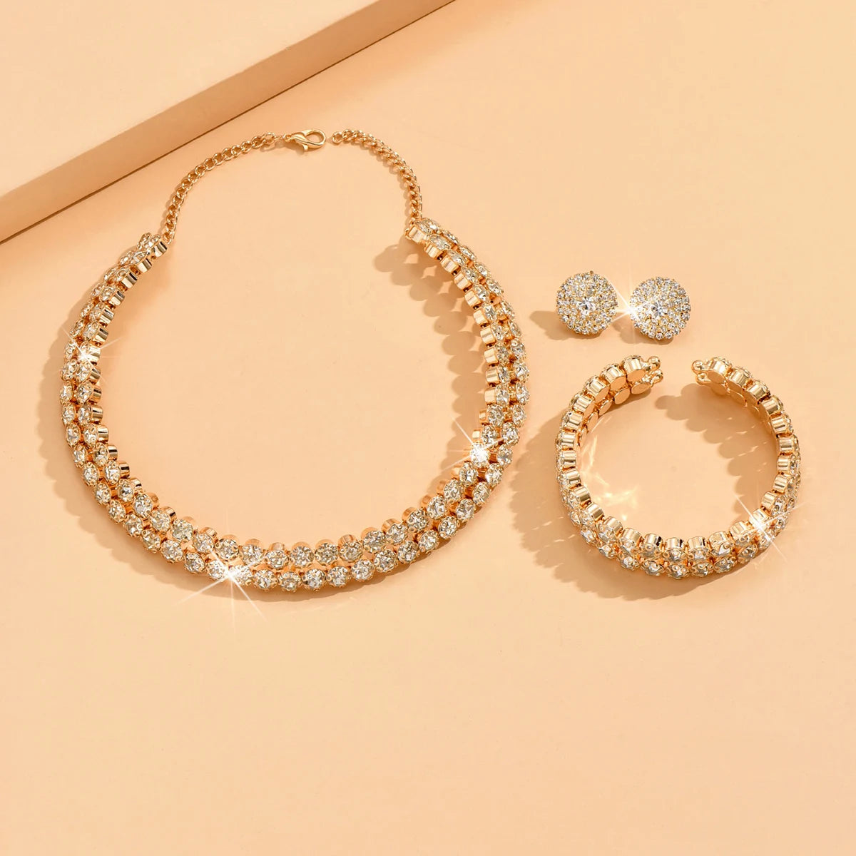4 modische und minimalist ische Damen halsketten mit Ohrringen, Armbändern, Schmucks ets, Bankett-und Party accessoires