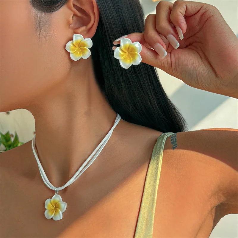 Minimalistisches Plumeria-Halsketten-Ohrring-Set aus Kunstharz mit Farbverlauf für Frauen und Mädchen, Frangipani-Blume, weiße Kette, Strandschmuck, Geschenk