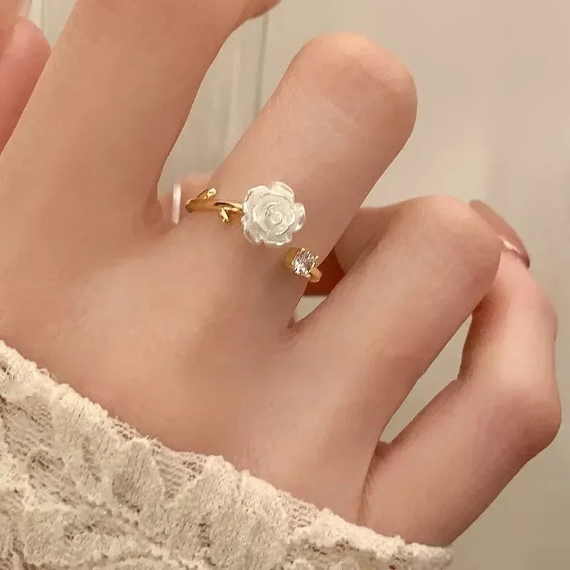 Neue Trend Luxus Ringe für Frauen Vergoldet Edelstahl Rose Ring Mode Ästhetischen Schmuck Temperament Anillos Mujer