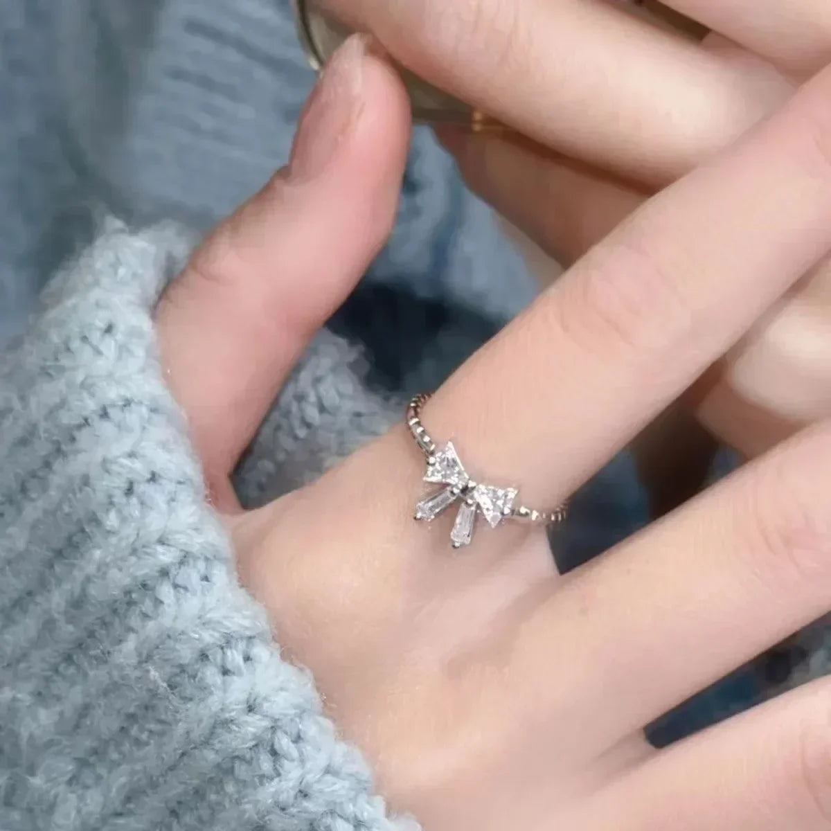 Glänzende weiße Schleife-Ringe für Damen und Mädchen, koreanischer exquisiter Schmuck, offener Ring mit glänzender Fliege, Zirkon, für Party-Liebhaber-Geschenke
