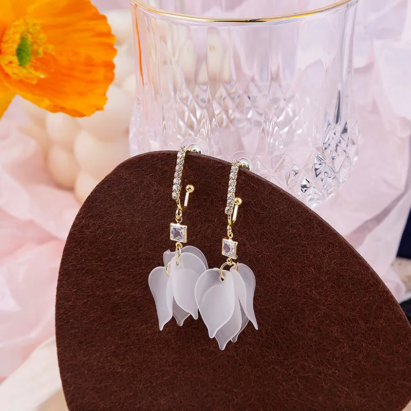 Nadel Soft Shell Weiße Blume Knospe Ohrringe Transparente Perle Blume Quaste Ohrringe Legierung Persönlichkeit Stil Sommer Mode