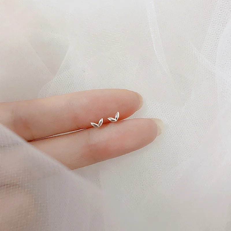 Silberfarbene, einfache kleine Schmetterlings-Ohrstecker für Damen, 925er Silbernadeln, hypoallergen, für den täglichen Gebrauch, Ohrpiercing-Schmuck