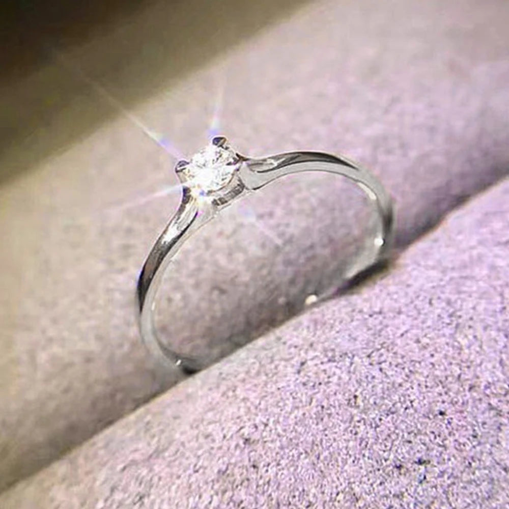 Huitan Minimalistische Damen-Eheringe mit 4 mm Zirkonia, schlicht, elegant, weibliches Finger-Zubehör, Verlobungsringe, Schmuck