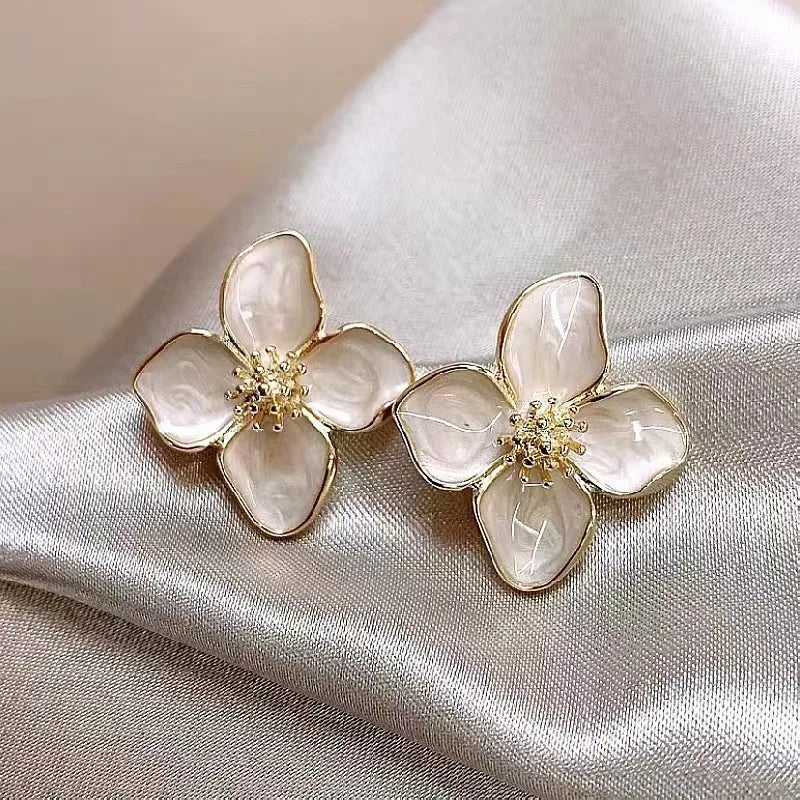 Süße Blume Ohrstecker für Frauen Vintage Metall Ohrstecker Mädchen Mode mehrfarbige frische Ohrring Party Hochzeit Schmuck