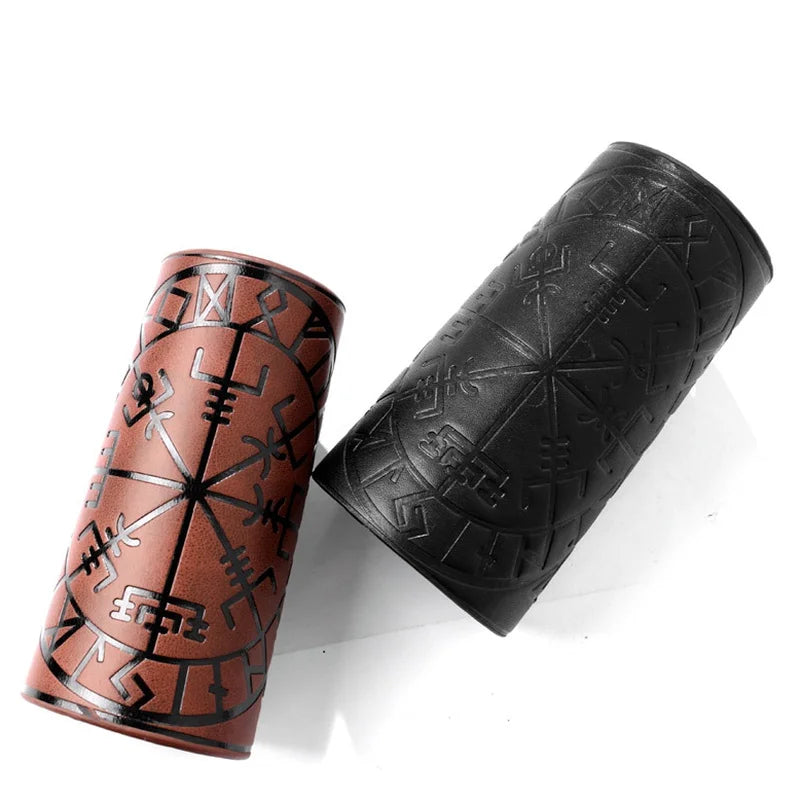 2024 Toten Design Nordic Viking Odin Kompass Armreifen für Mann Reiten Schutzausrüstung Geprägtes breites Lederarmband Punk-Schmuck