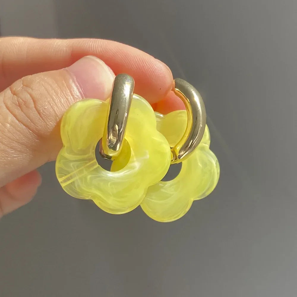 Bunte Blume Harz Acryl Charms Ohrring Gold Farbe Kreis Ohr Schnalle Creolen Modeschmuck für Frauen