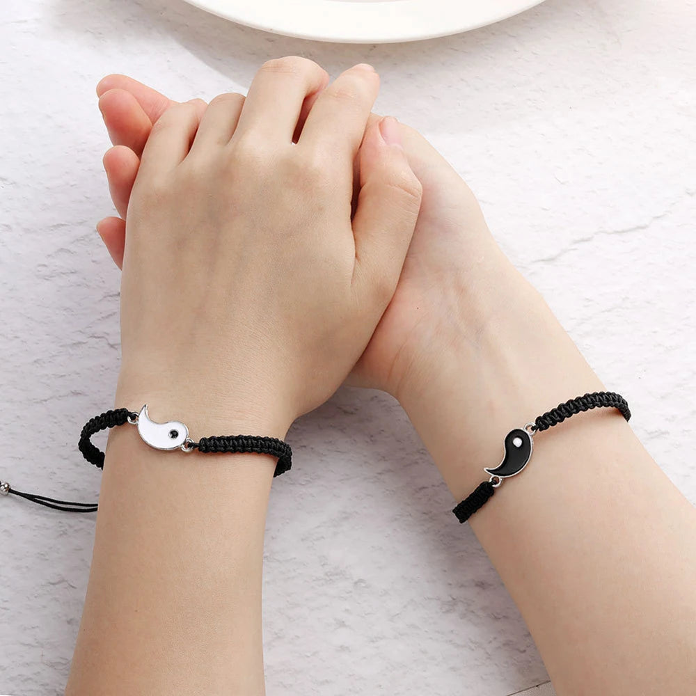 1 Set mit 2 einfachen Tai Chi Bagua Schwarz-Weiß-Yin- und Yang-Seil-geflochtenen Teleskop-Einstellarmbändern für Männer und Frauen
