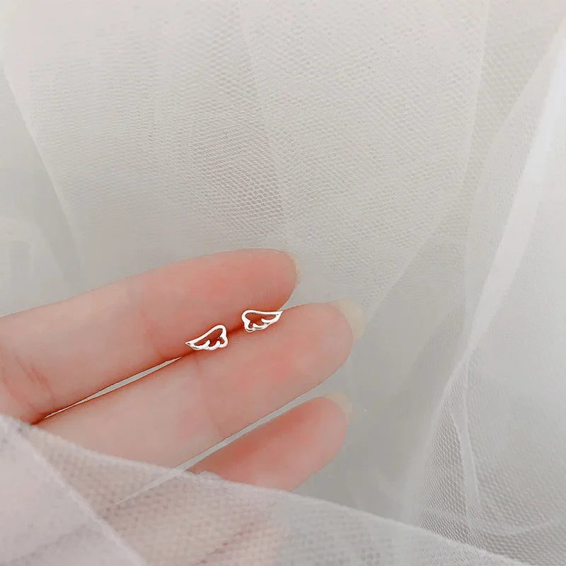 Silberfarbene, einfache kleine Schmetterlings-Ohrstecker für Damen, 925er Silbernadeln, hypoallergen, für den täglichen Gebrauch, Ohrpiercing-Schmuck