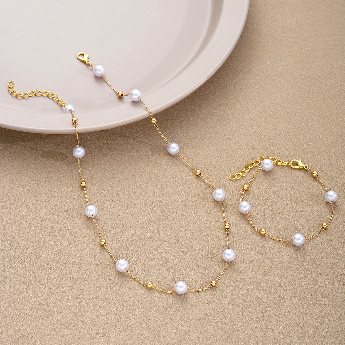 2-teiliges exquisites goldfarbenes böhmisches Schmuckset für Damen, modisches Perlen-Kreuz-Anhänger-Halsketten-Armband-Set, lässiger Schmuck, Geschenke