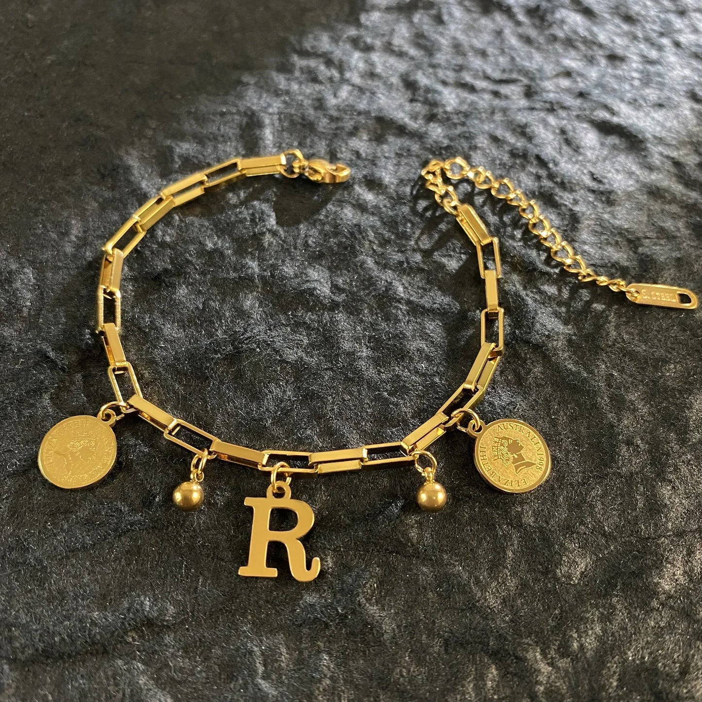 Queen Coin Letter 18K vergoldetes Edelstahlarmband für Frauen, kleiner Glockenanhänger, verstellbares Armband, klassischer Schmuck, Geschenk