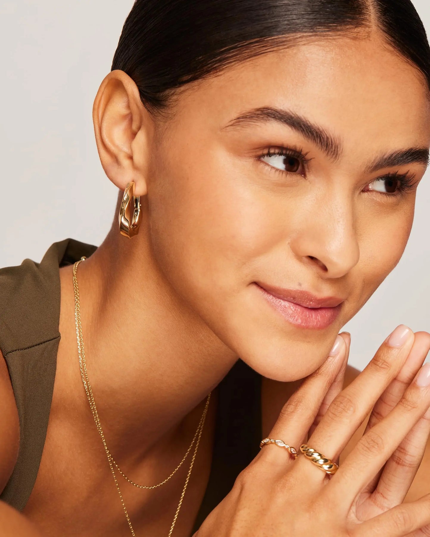 Shevalu Creolen für Damen, Geometrie-Design, hochwertig, 14 Karat vergoldet, 925er Sterlingsilber, postförmiger, verdrehter Huggie-Ohrring