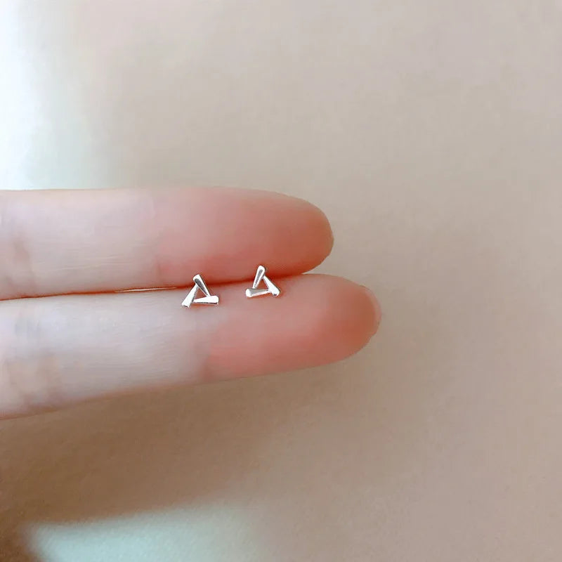 Silberfarbene, einfache kleine Schmetterlings-Ohrstecker für Damen, 925er Silbernadeln, hypoallergen, für den täglichen Gebrauch, Ohrpiercing-Schmuck