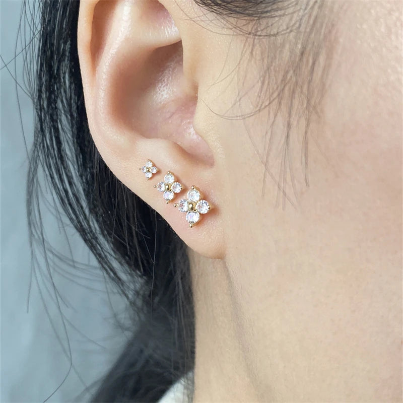 ZAKOL Modische kleine Blumen-Ohrstecker, minimalistische goldfarbene Ohrknochen-Ohr-Accessoires für Frauen und Mädchen