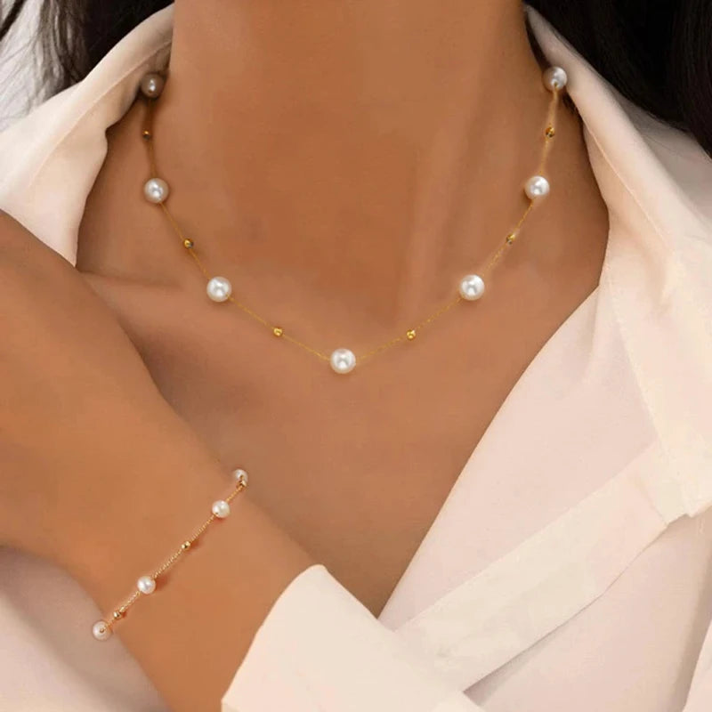 2-teiliges exquisites goldfarbenes böhmisches Schmuckset für Damen, modisches Perlen-Kreuz-Anhänger-Halsketten-Armband-Set, lässiger Schmuck, Geschenke
