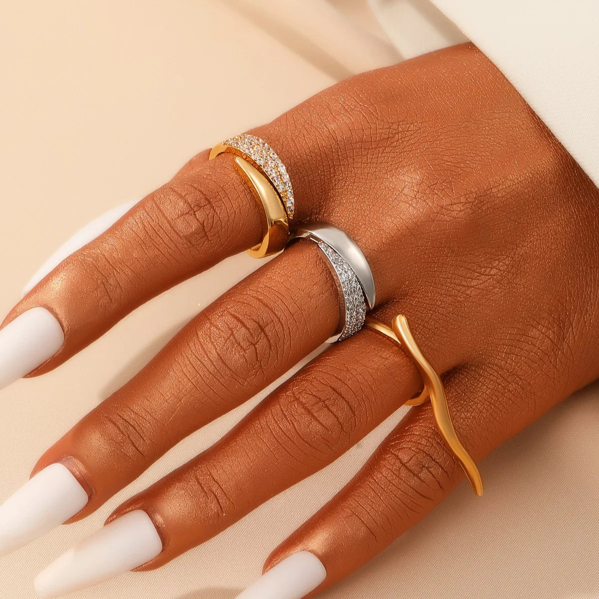 Neue Mode Edelstahl 18K vergoldet Sonnenringe für Frauen Strass eingelegt in hohlen Metallstruktur Ring trendiger Schmuck