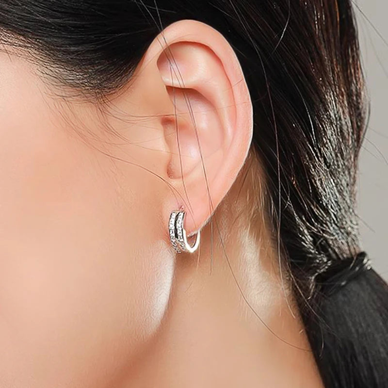 Huitan Silberfarbene, brillante Zirkonia-Creolen für Damen, anmutige Accessoires für den täglichen Gebrauch, weiblicher Modeschmuck, Geschenke