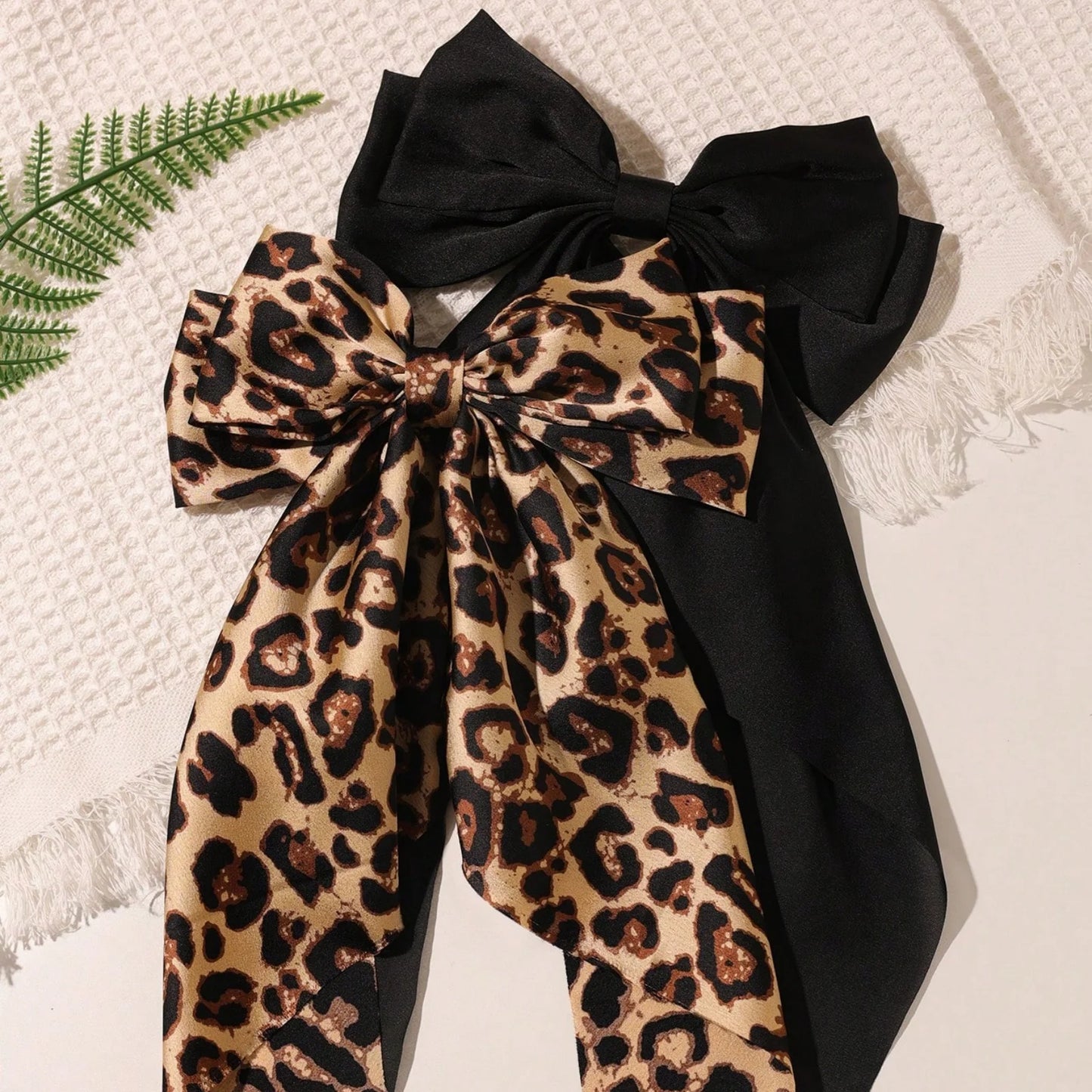 2er-Set Satin Leopard einfarbige Schleife lange schwimmende Federklammer Kopfschmuck Haarschmuck einfarbig Leopard Boho