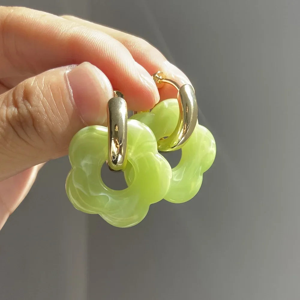 Bunte Blume Harz Acryl Charms Ohrring Gold Farbe Kreis Ohr Schnalle Creolen Modeschmuck für Frauen