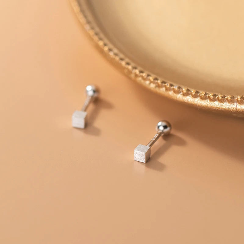 WANTME Ohrstecker aus 925er-Sterlingsilber, schlicht, geometrisch, matt, quadratisch, mit Schraubperlen, für Damen, modisch, Ohrknochen-Piercing-Schmuck