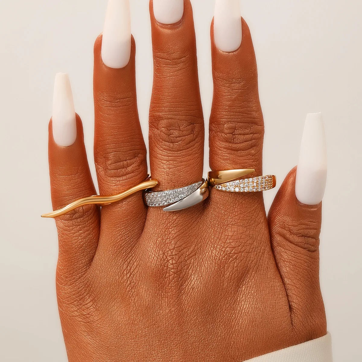 Neue Mode Edelstahl 18K vergoldet Sonnenringe für Frauen Strass eingelegt in hohlen Metallstruktur Ring trendiger Schmuck
