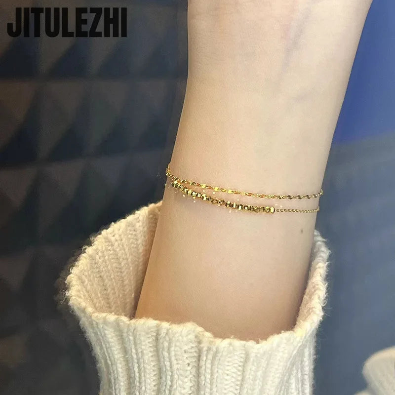 Armband aus 18-karätigem Gold für Damen, doppellagiges mehrlagiges Armband für Damen-Sommerdesign mit Sinn für Details. Fragmentiertes Gold Sp