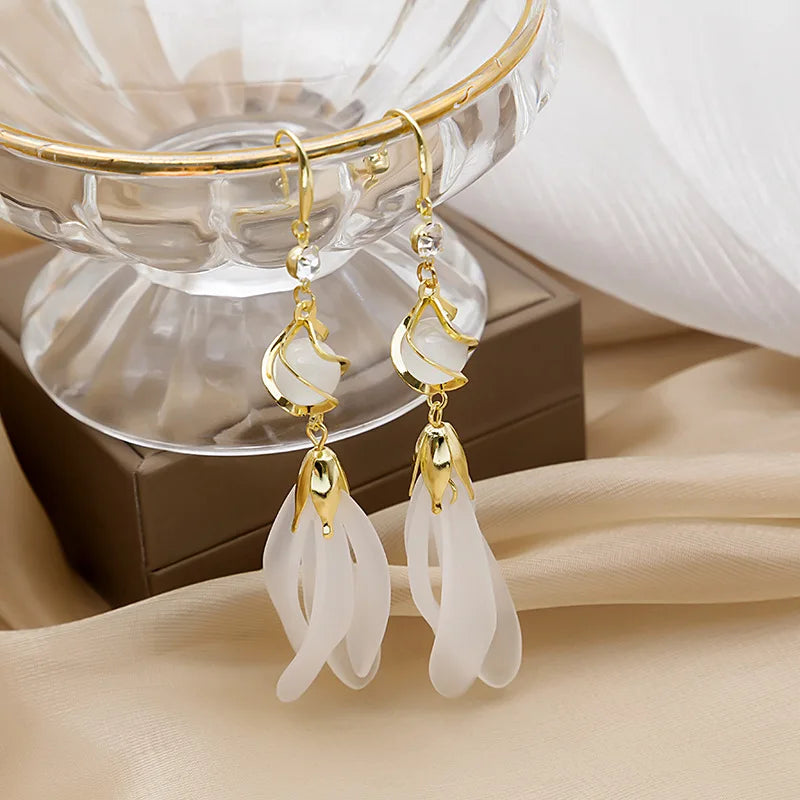 Nadel Soft Shell Weiße Blume Knospe Ohrringe Transparente Perle Blume Quaste Ohrringe Legierung Persönlichkeit Stil Sommer Mode