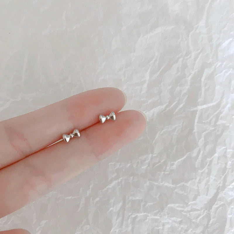 Silberfarbene, einfache kleine Schmetterlings-Ohrstecker für Damen, 925er Silbernadeln, hypoallergen, für den täglichen Gebrauch, Ohrpiercing-Schmuck