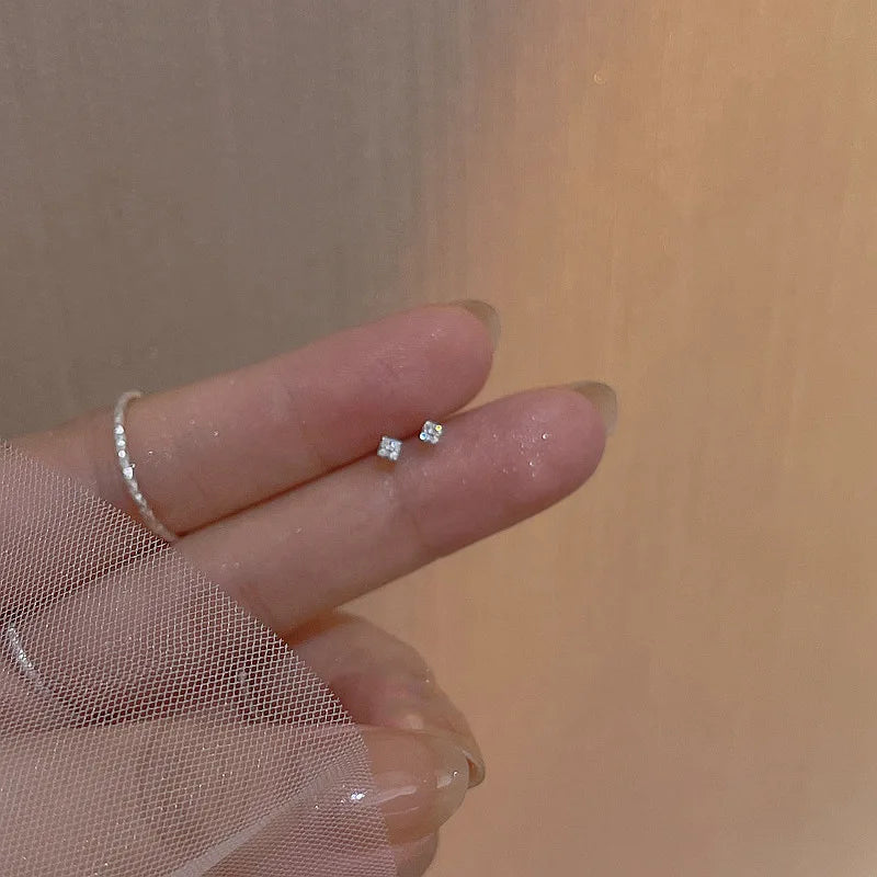 Silberfarbene, einfache kleine Schmetterlings-Ohrstecker für Damen, 925er Silbernadeln, hypoallergen, für den täglichen Gebrauch, Ohrpiercing-Schmuck