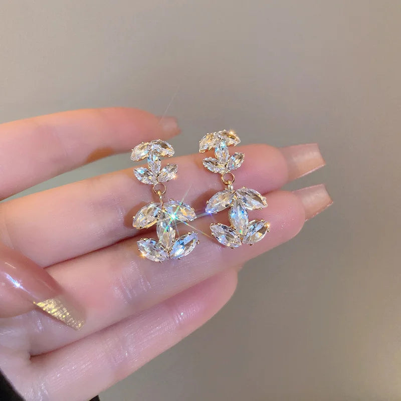 1 Paar 2024 Mode Advanced Sense glänzende Buchstaben Ohrringe für Frauen Mädchen minimalist ische vielseitige Ohrringe Schmuck Accessoires Geschenke
