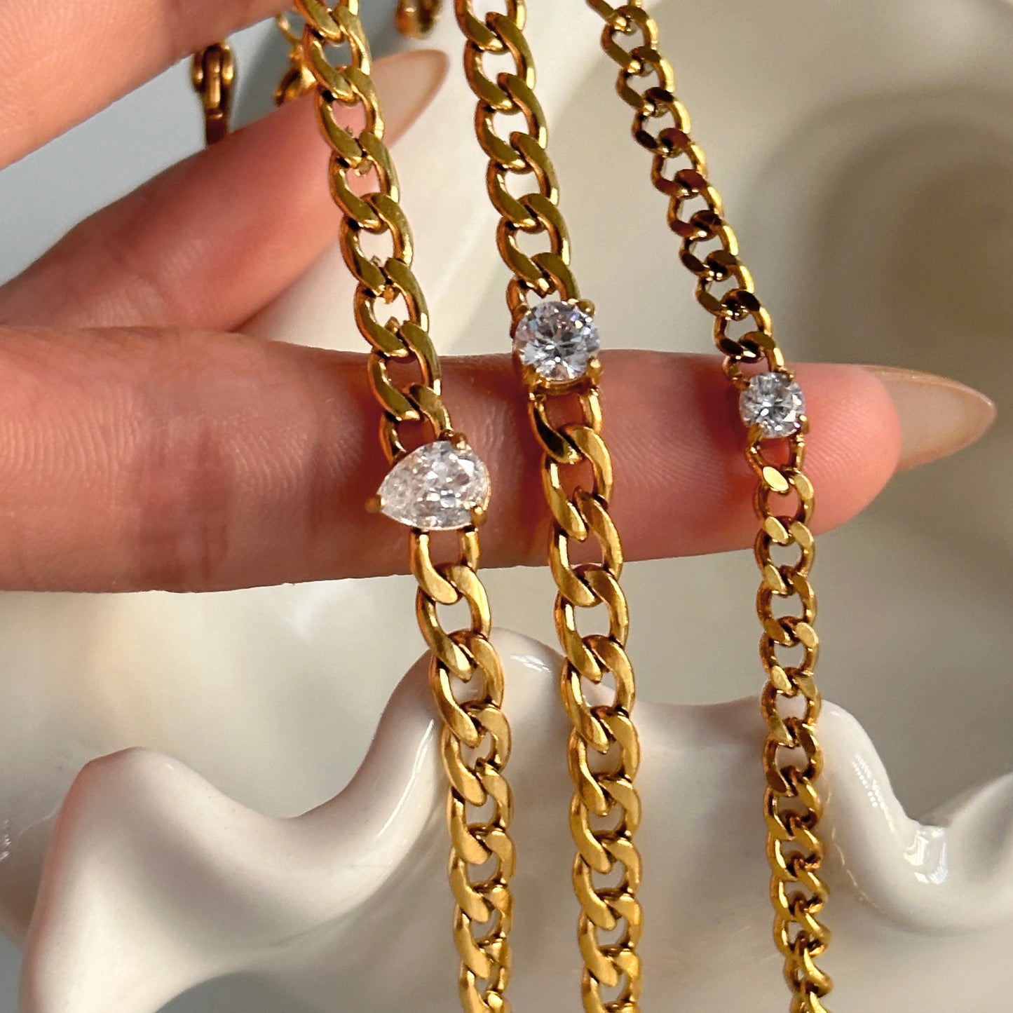 DASEIN 18 Karat vergoldetes römisches französisches weißes Tropfen-Zirkon-kubanisches Kettenarmband-Set, superglanzter Edelstahl-Vintage-Schmuck