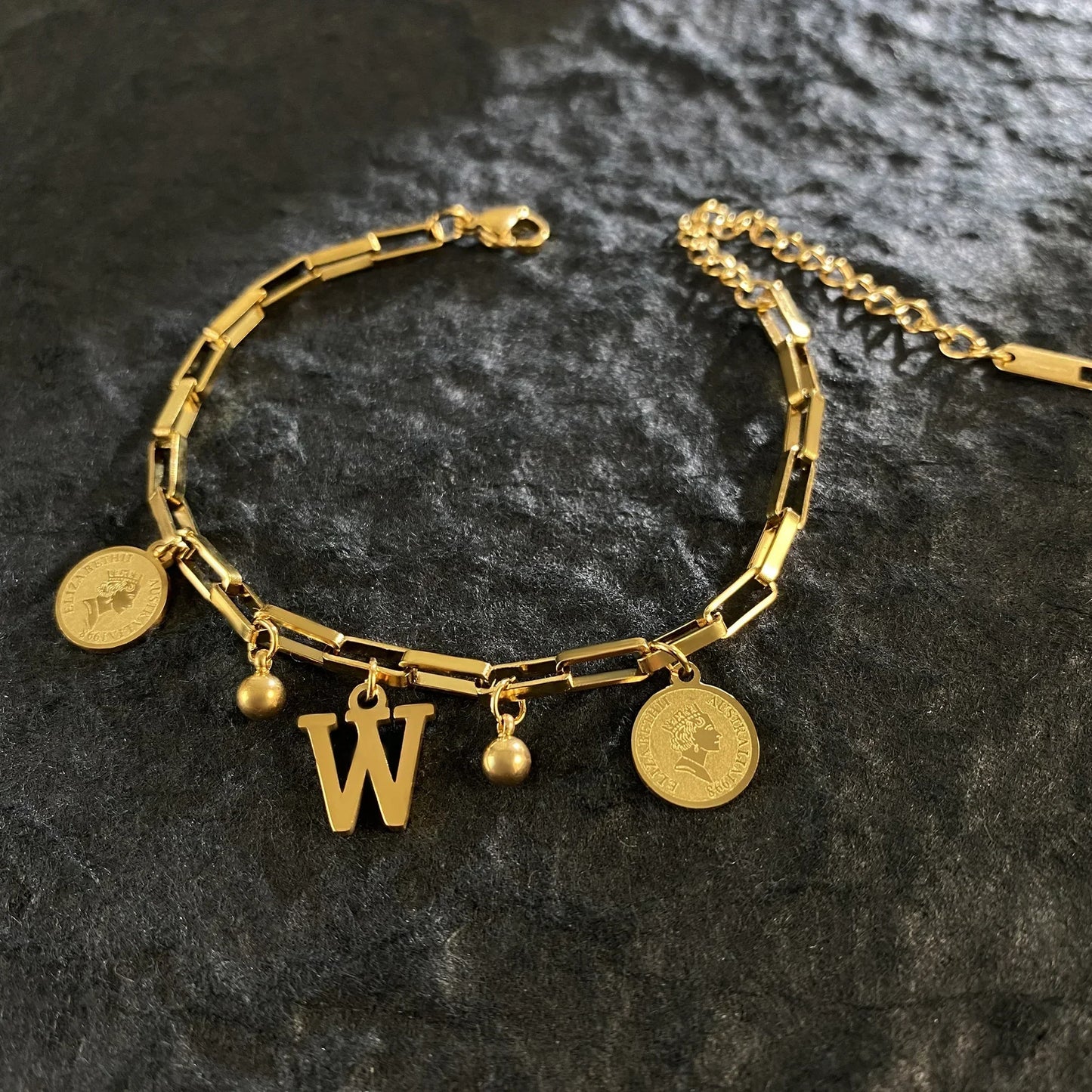 Queen Coin Letter 18K vergoldetes Edelstahlarmband für Frauen, kleiner Glockenanhänger, verstellbares Armband, klassischer Schmuck, Geschenk