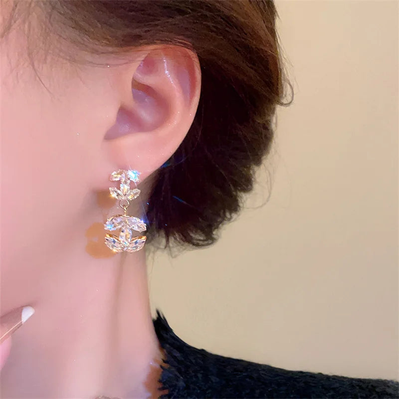 1 Paar 2024 Mode Advanced Sense glänzende Buchstaben Ohrringe für Frauen Mädchen minimalist ische vielseitige Ohrringe Schmuck Accessoires Geschenke