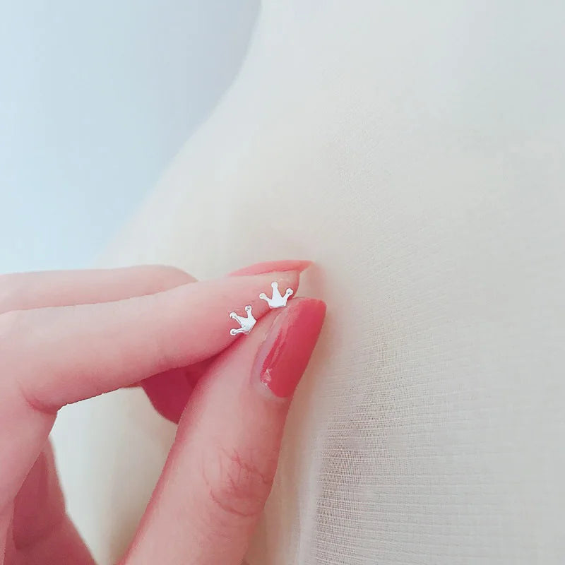 Silberfarbene, einfache kleine Schmetterlings-Ohrstecker für Damen, 925er Silbernadeln, hypoallergen, für den täglichen Gebrauch, Ohrpiercing-Schmuck