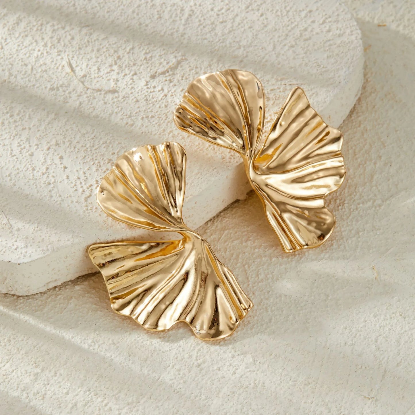 CCB Big Ginkgo Leaf Goldene Ohrstecker für Frauen, einfach, vielseitig, Persönlichkeit, übertrieben, glatt, kreativer Schmuck, Mädchen-Geschenk