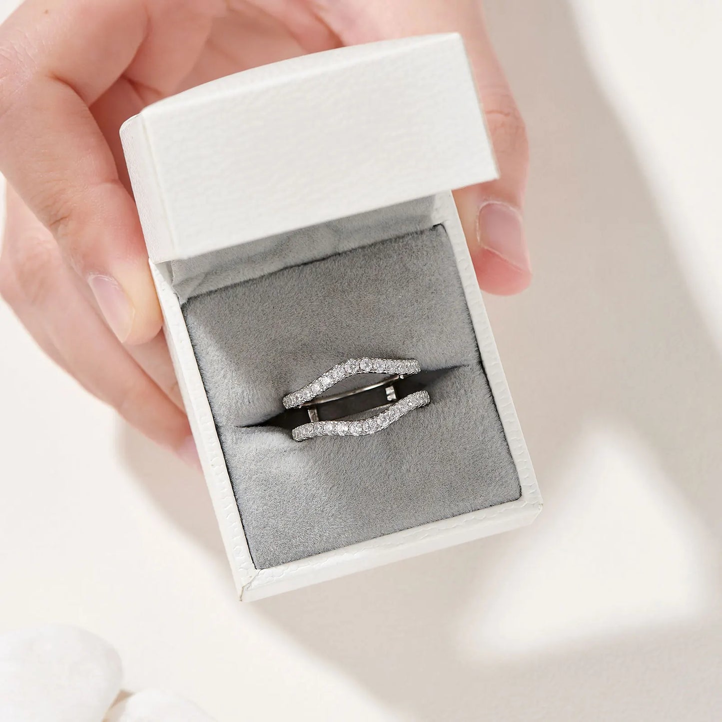 Newshe 925er Sterlingsilber-Moissanit-Ringe für Damen, Verlobung, Ehering, simulierter Diamantschmuck, luxuriöser Enhancer-Ring