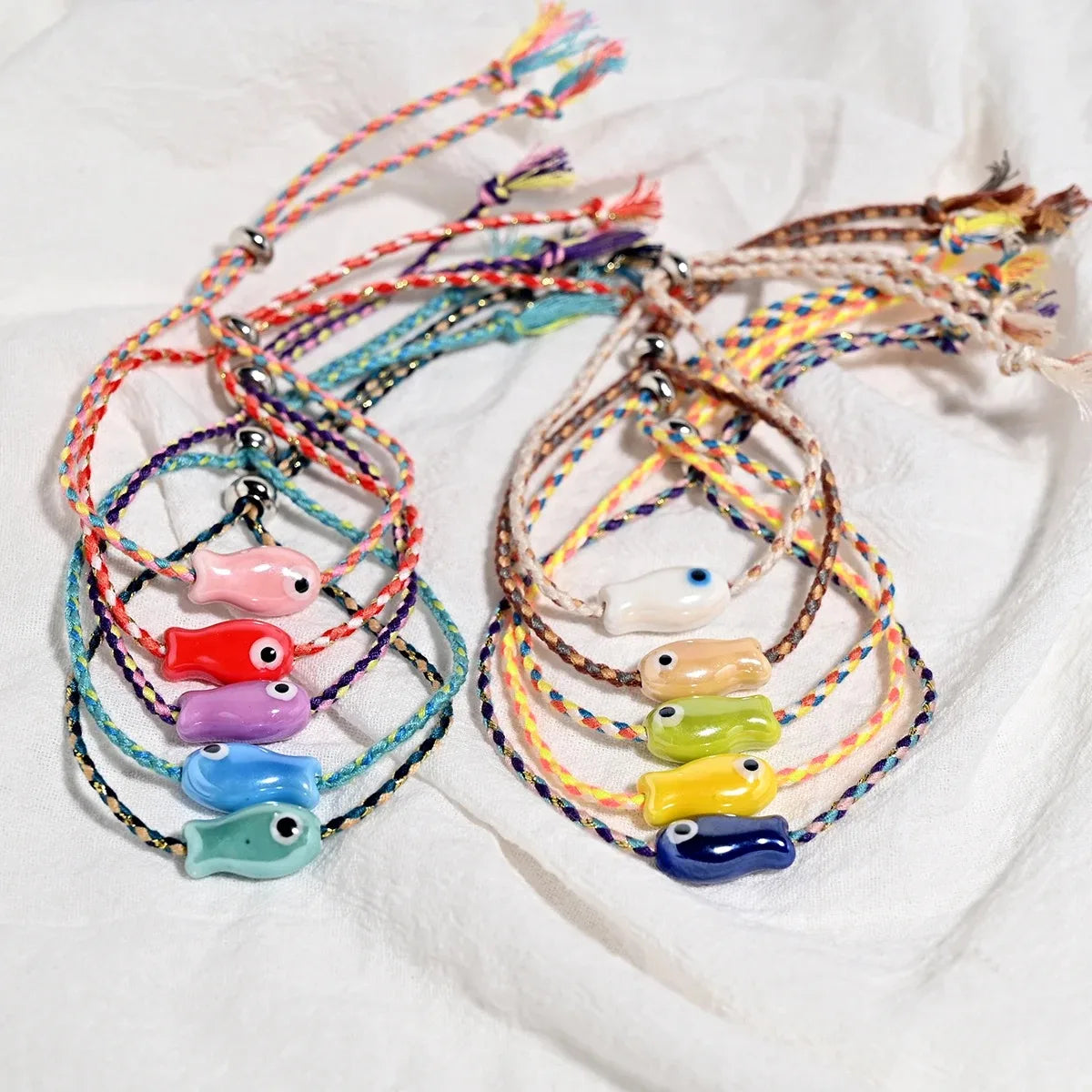 Böhmisches Keramik-Armband mit kleinem Fisch – mehrfarbiger Zugschnur, verstellbar, trendige Knöchel-/Handgelenkkette, süßer Damen-Festival-Schmuck