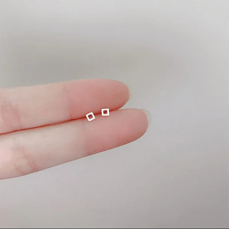 Silberfarbene, einfache kleine Schmetterlings-Ohrstecker für Damen, 925er Silbernadeln, hypoallergen, für den täglichen Gebrauch, Ohrpiercing-Schmuck