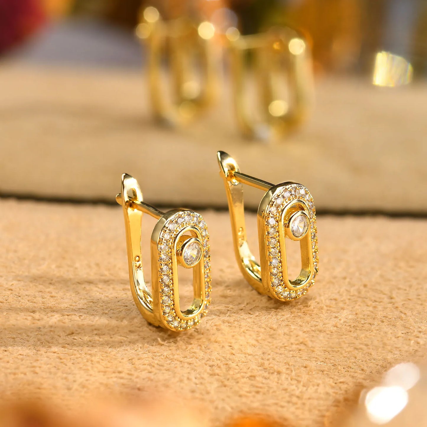 Frauen Mädchen Geometrische Trendy Creolen, Büroklammer Form Metall Ohrringe Bling AAA Zirkonia Stein Party Schmuck Huggies