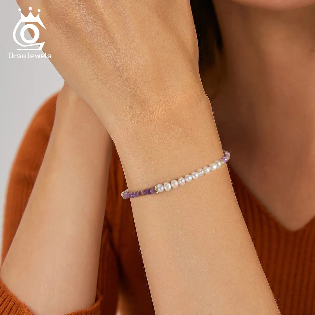ORSA JEWELS Armband mit natürlichen Süßwasserperlen und lila Glimmer für Frauen und Mädchen, minimalistischer 14-karätiger vergoldeter Kettenschmuck MPB02