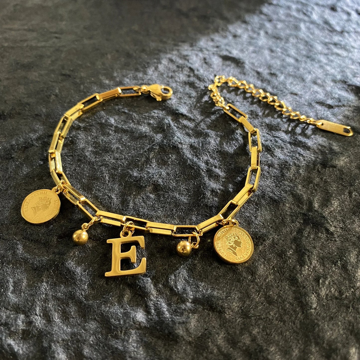 Queen Coin Letter 18K vergoldetes Edelstahlarmband für Frauen, kleiner Glockenanhänger, verstellbares Armband, klassischer Schmuck, Geschenk