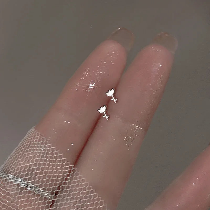 Silberfarbene, einfache kleine Schmetterlings-Ohrstecker für Damen, 925er Silbernadeln, hypoallergen, für den täglichen Gebrauch, Ohrpiercing-Schmuck