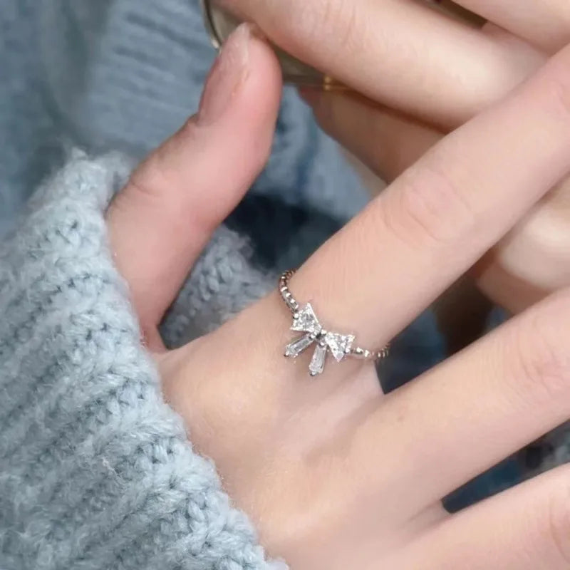 Romantische schöne weiße Schleife Ringe weibliche Mädchen exquisite Schmuck Ring mit glänzender Fliege Zirkon für Party Dating Liebhaber Geschenke
