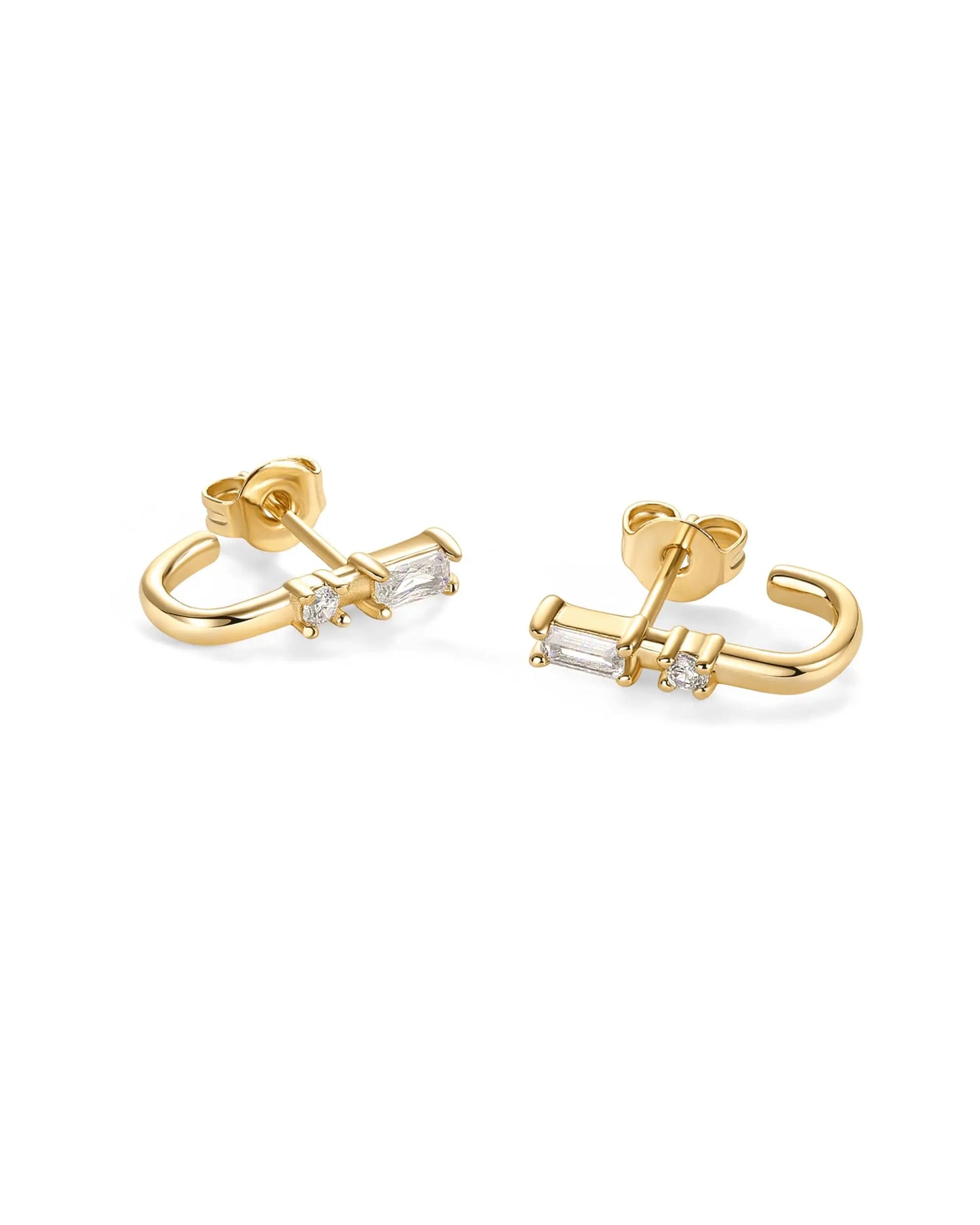 Shevalu Damen-Ohrringe mit kubischem Zirkonia, halbe Huggie-Ohrringe, neu, 18 Karat vergoldet, Creolen-Ohrring mit Sterlingsilberpfosten, Ohrstecker