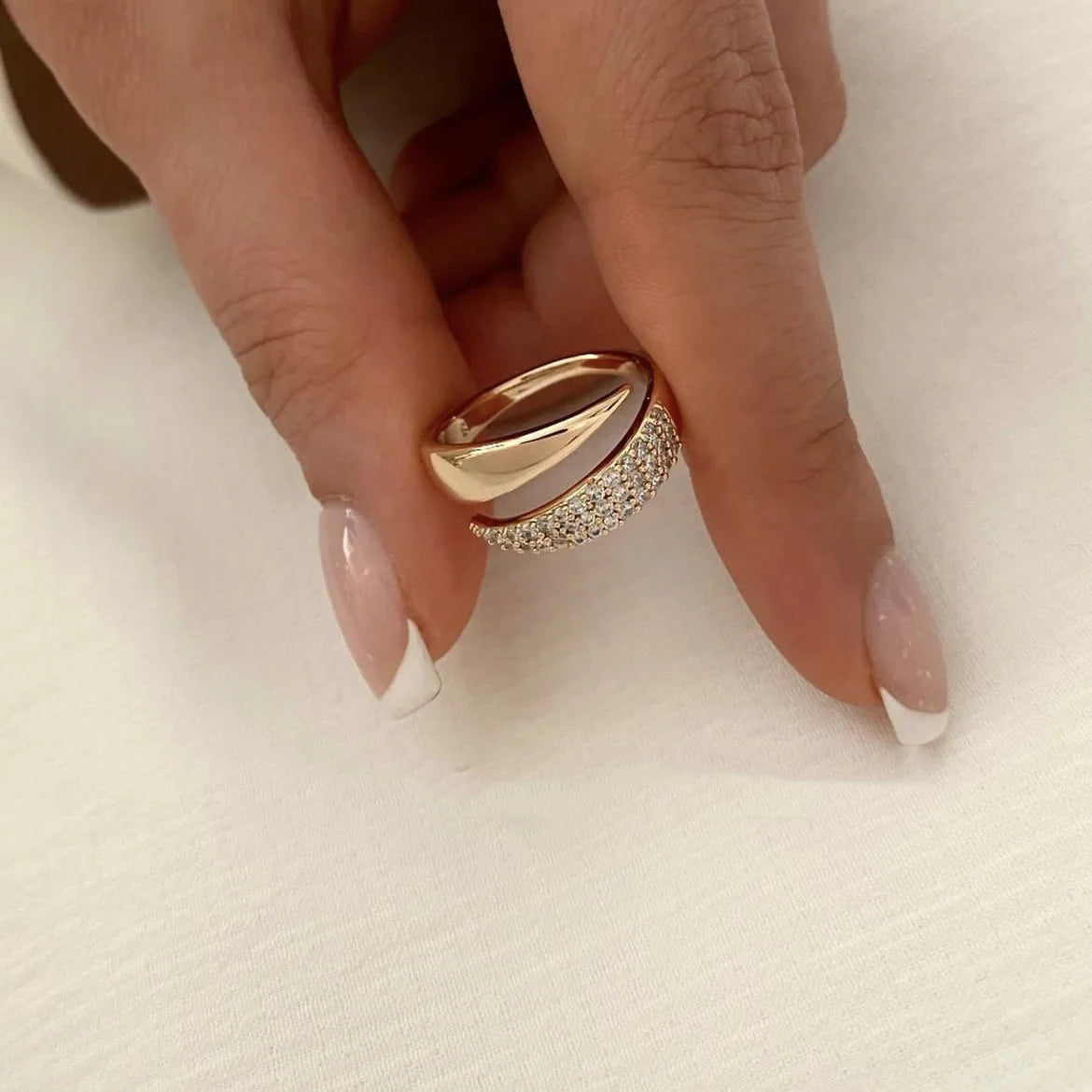 Neue Mode Edelstahl 18K vergoldet Sonnenringe für Frauen Strass eingelegt in hohlen Metallstruktur Ring trendiger Schmuck