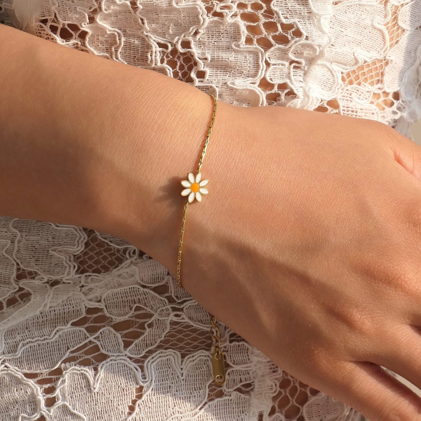 DASEIN Neues Gänseblümchen-Armband mit weißem Tropfen, Kleber, Blume, Sommer-Jugend-Armband, 18 Karat vergoldeter Edelstahl, hochwertiger Schmuck für Mädchen